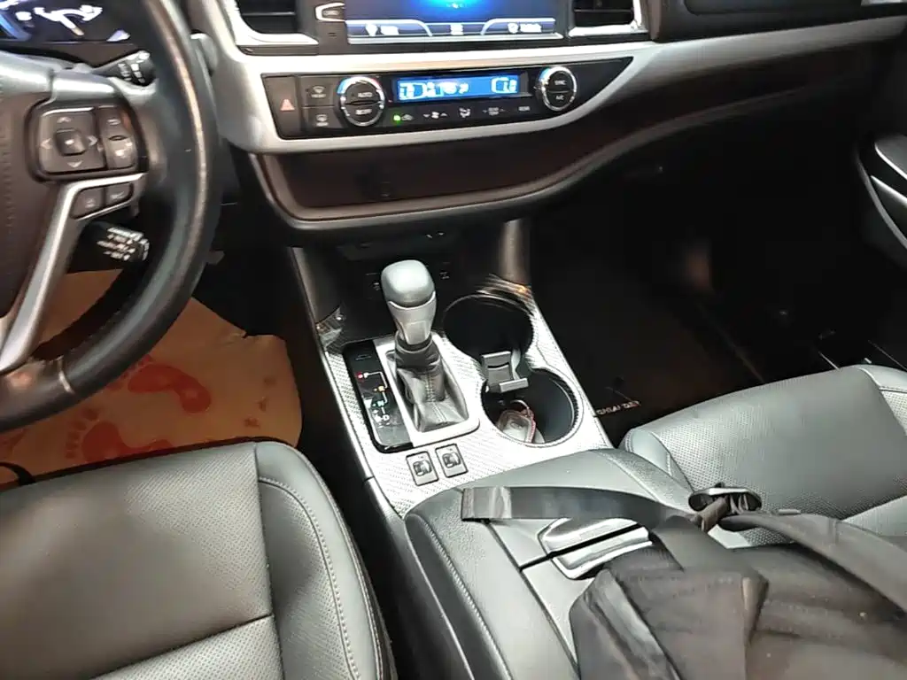 Toyota Highlander — фото 14