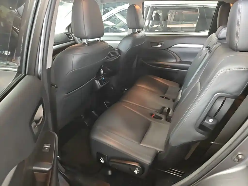Toyota Highlander — фото 17