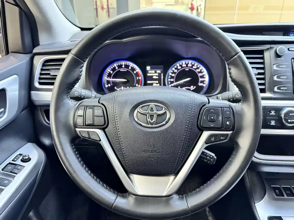 Toyota Highlander — фото 7