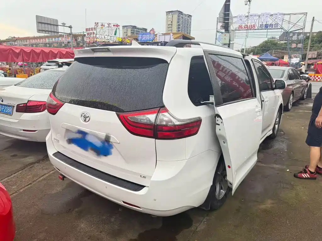 Toyota Sienna — фото 2