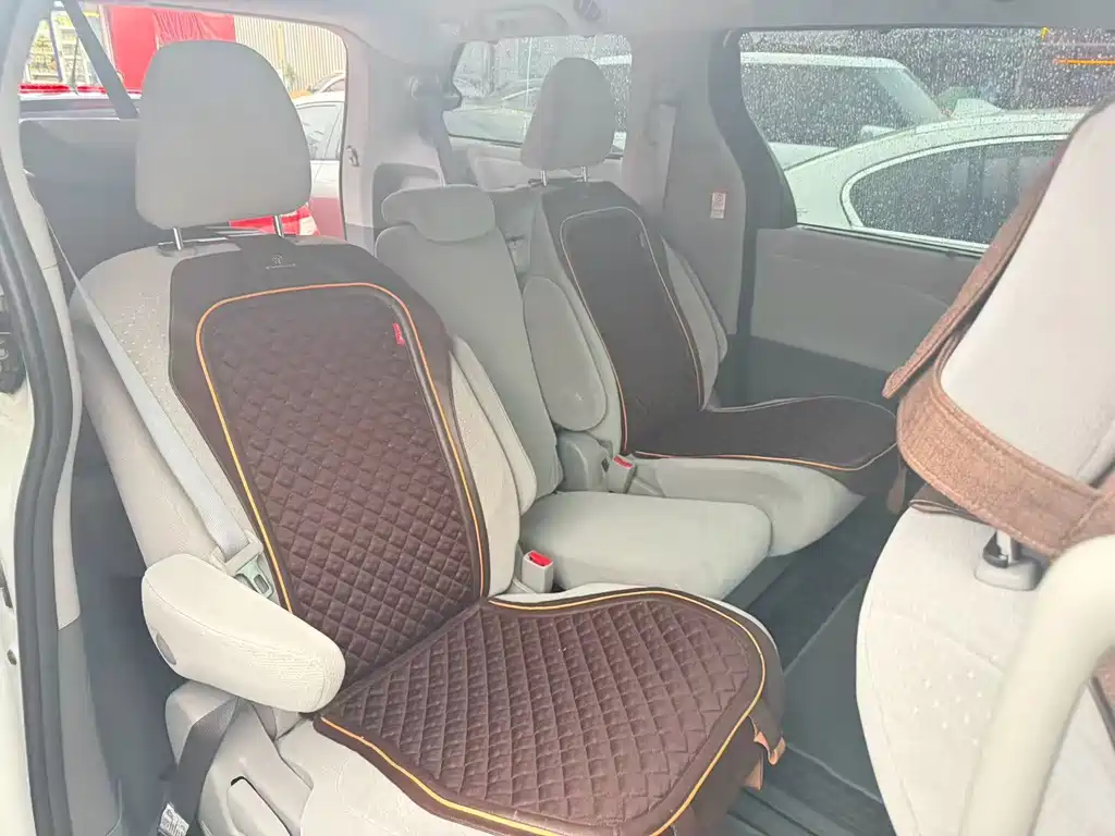 Toyota Sienna — фото 3