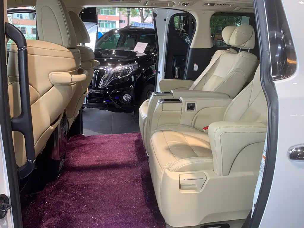 Toyota Alphard — фото 11