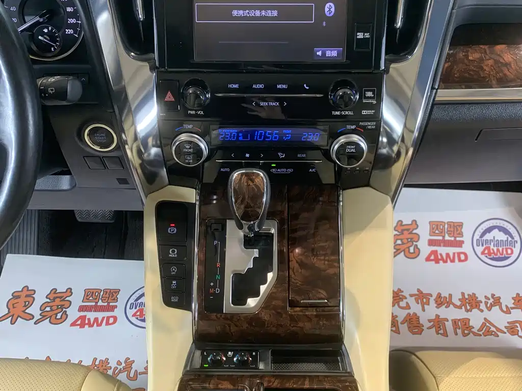 Toyota Alphard — фото 22