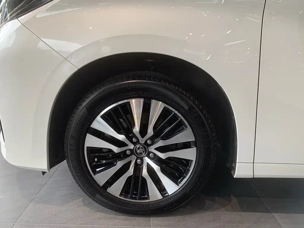 Toyota Alphard — фото 24
