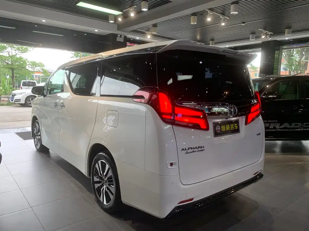 Toyota Alphard — фото 4