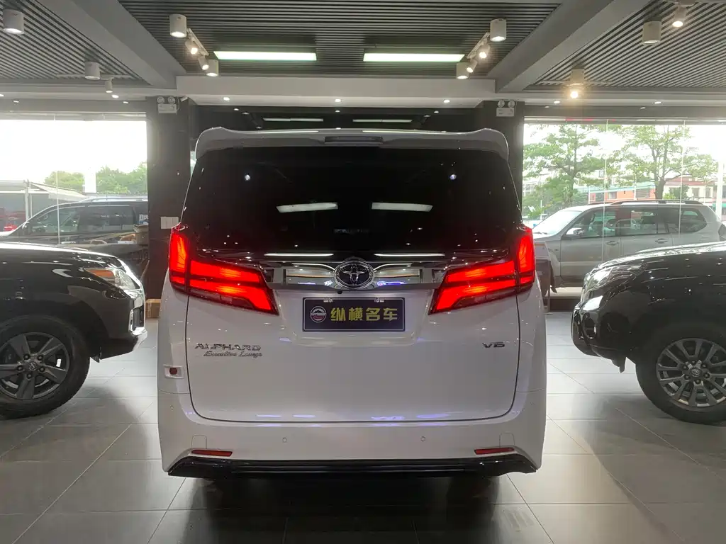Toyota Alphard — фото 5