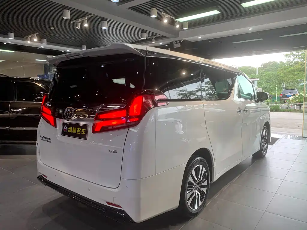 Toyota Alphard — фото 6