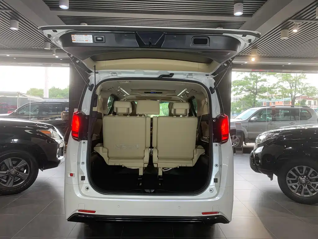 Toyota Alphard — фото 7