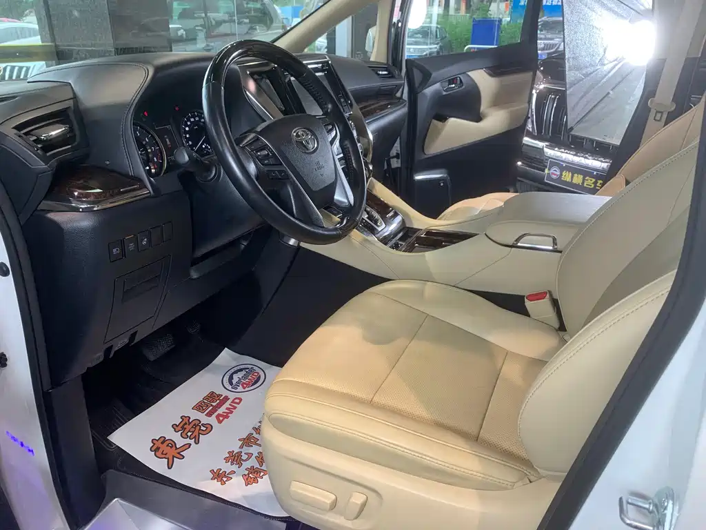 Toyota Alphard — фото 9