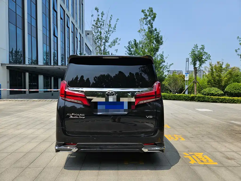 Toyota Alphard — фото 2