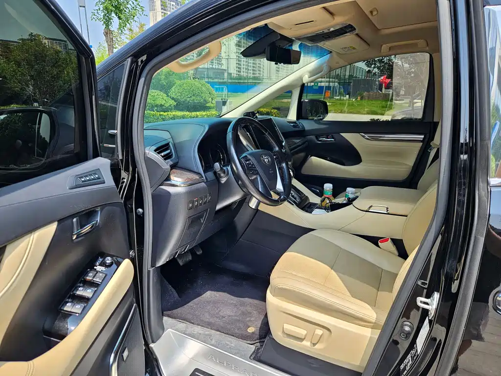Toyota Alphard — фото 4