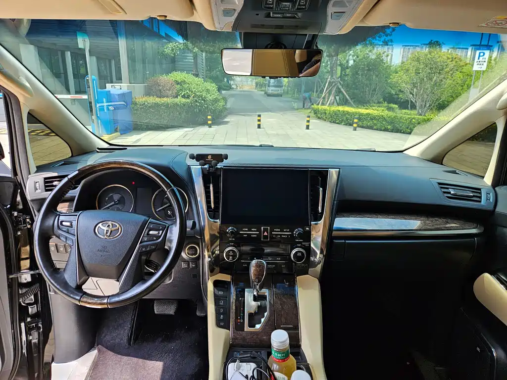 Toyota Alphard — фото 5