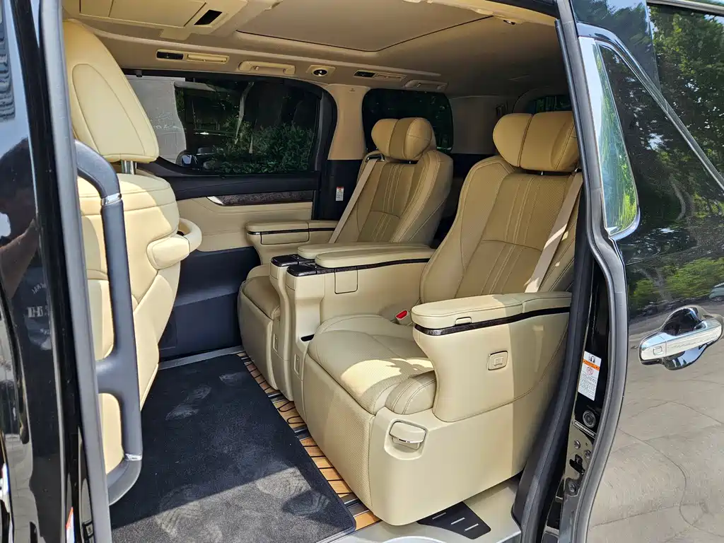 Toyota Alphard — фото 6