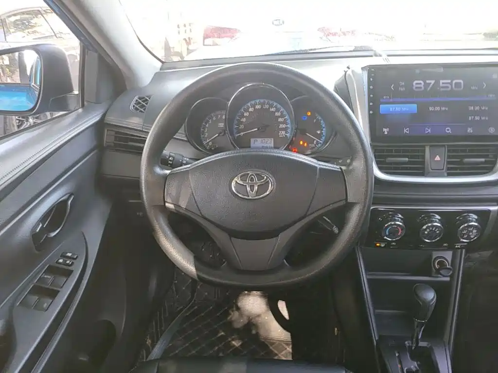 Toyota Yaris L — фото 11