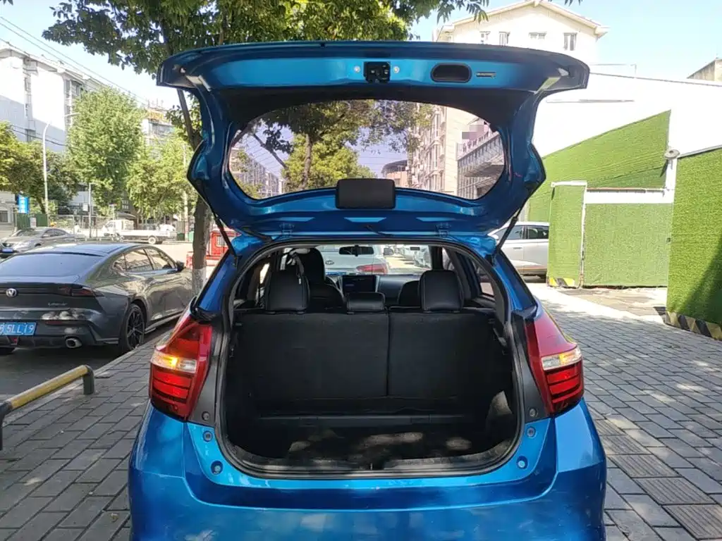 Toyota Yaris L — фото 19
