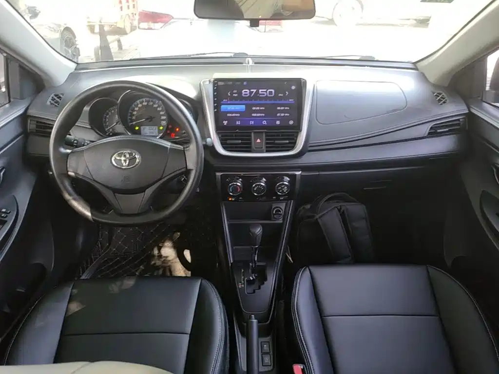 Toyota Yaris L — фото 10