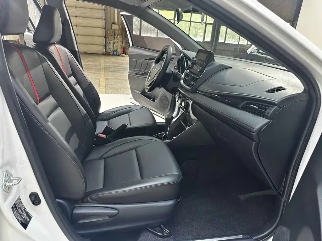 Toyota Yaris L — фото 11