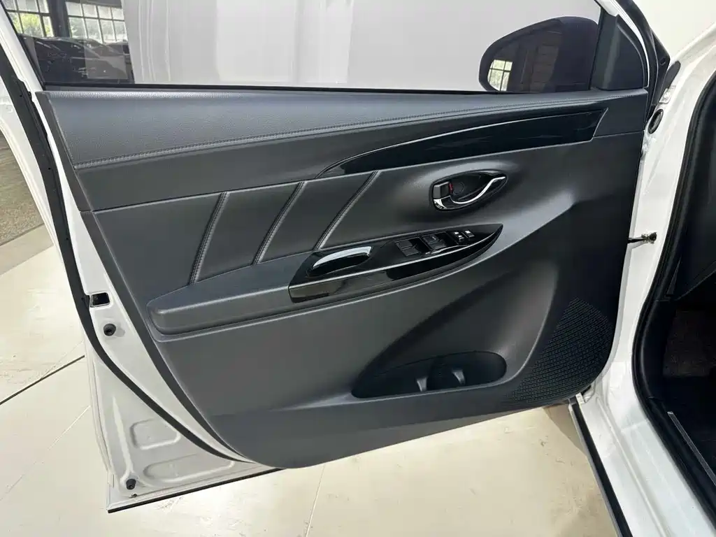 Toyota Yaris L — фото 19