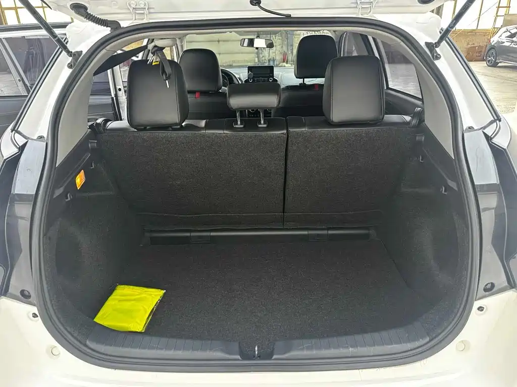 Toyota Yaris L — фото 24