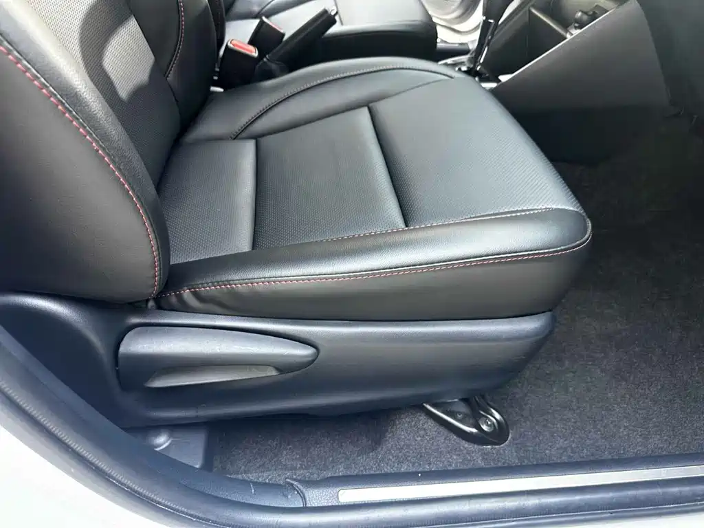 Toyota Yaris L — фото 25