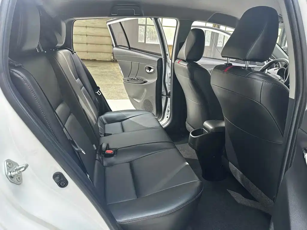 Toyota Yaris L — фото 26