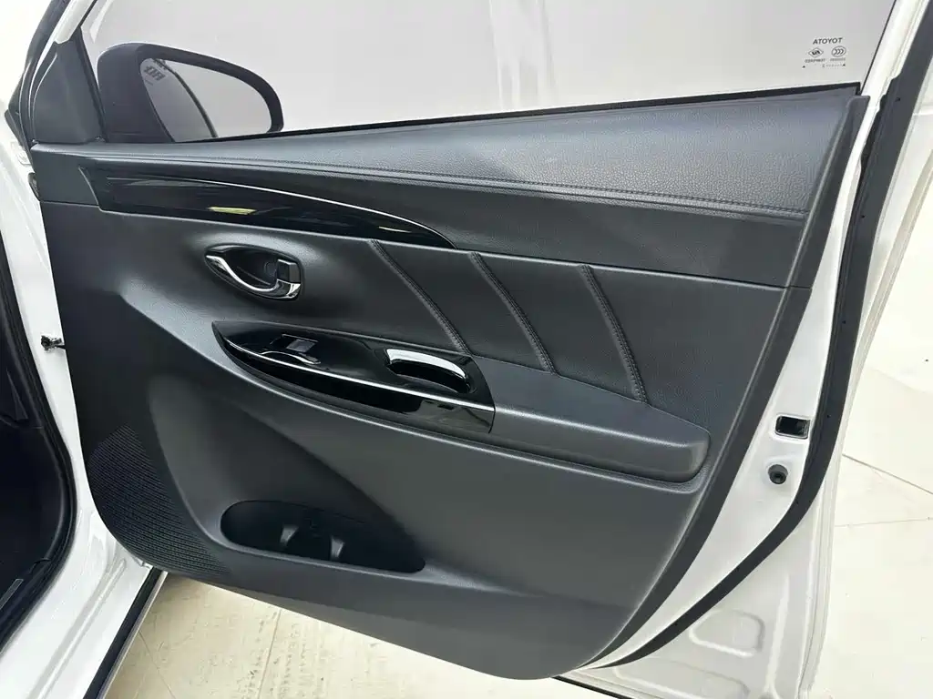 Toyota Yaris L — фото 8