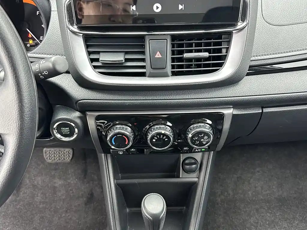 Toyota Yaris L — фото 15