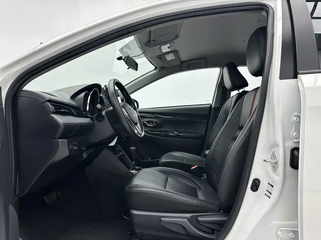 Toyota Yaris L — фото 5