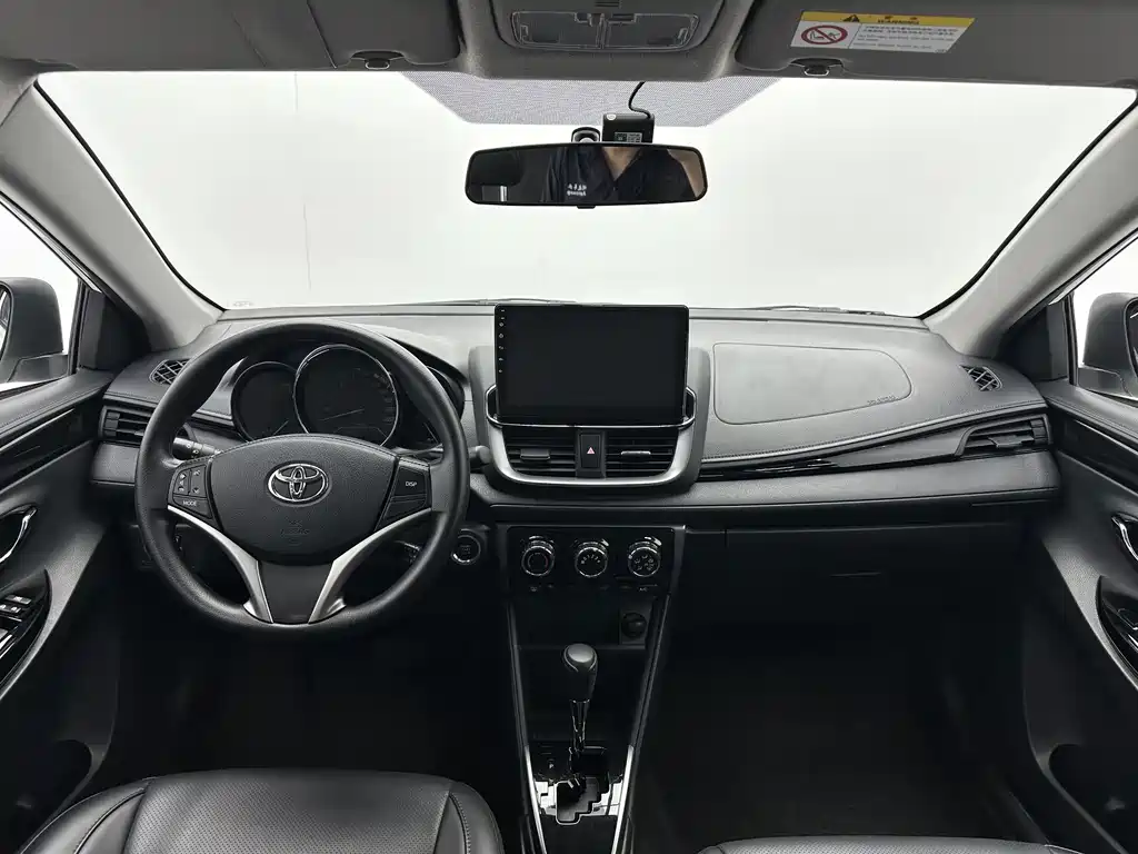Toyota Yaris L — фото 7