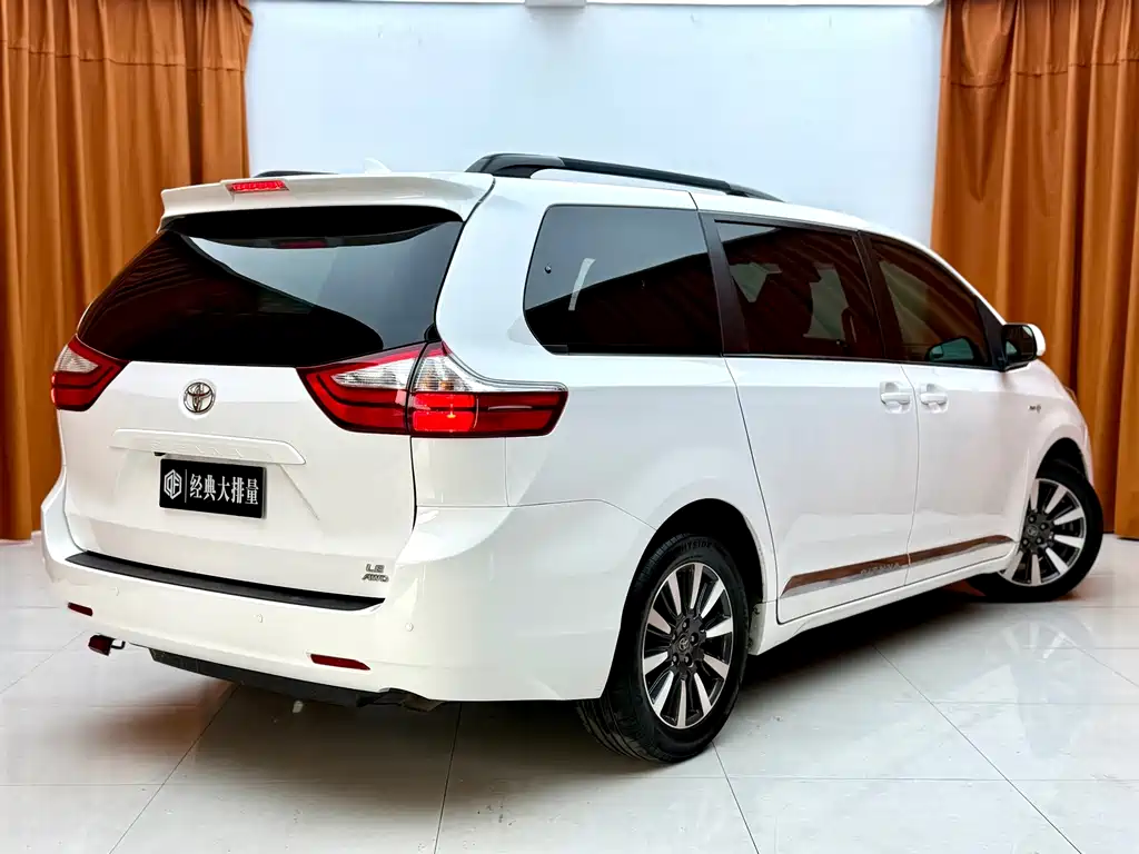 Toyota Sienna — фото 4