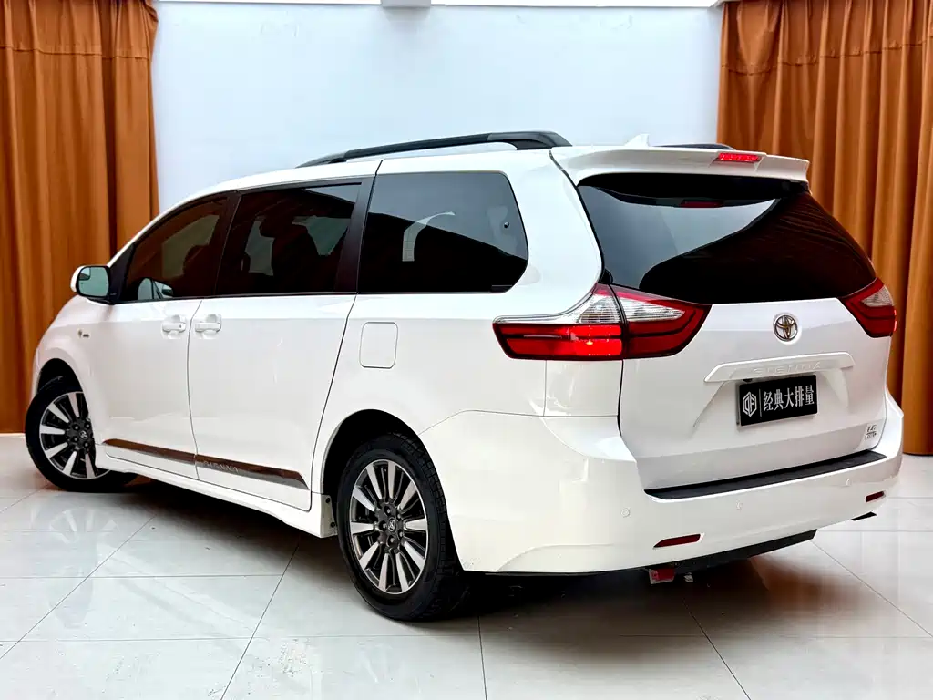 Toyota Sienna — фото 6