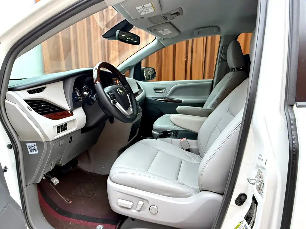 Toyota Sienna — фото 7