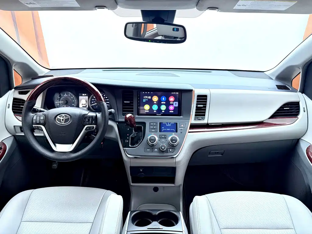 Toyota Sienna — фото 9
