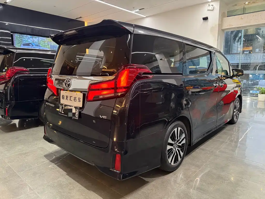 Toyota Alphard — фото 3