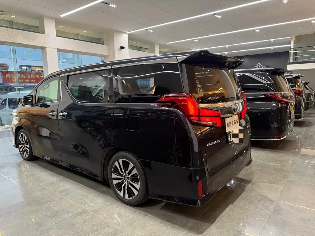 Toyota Alphard — фото 4