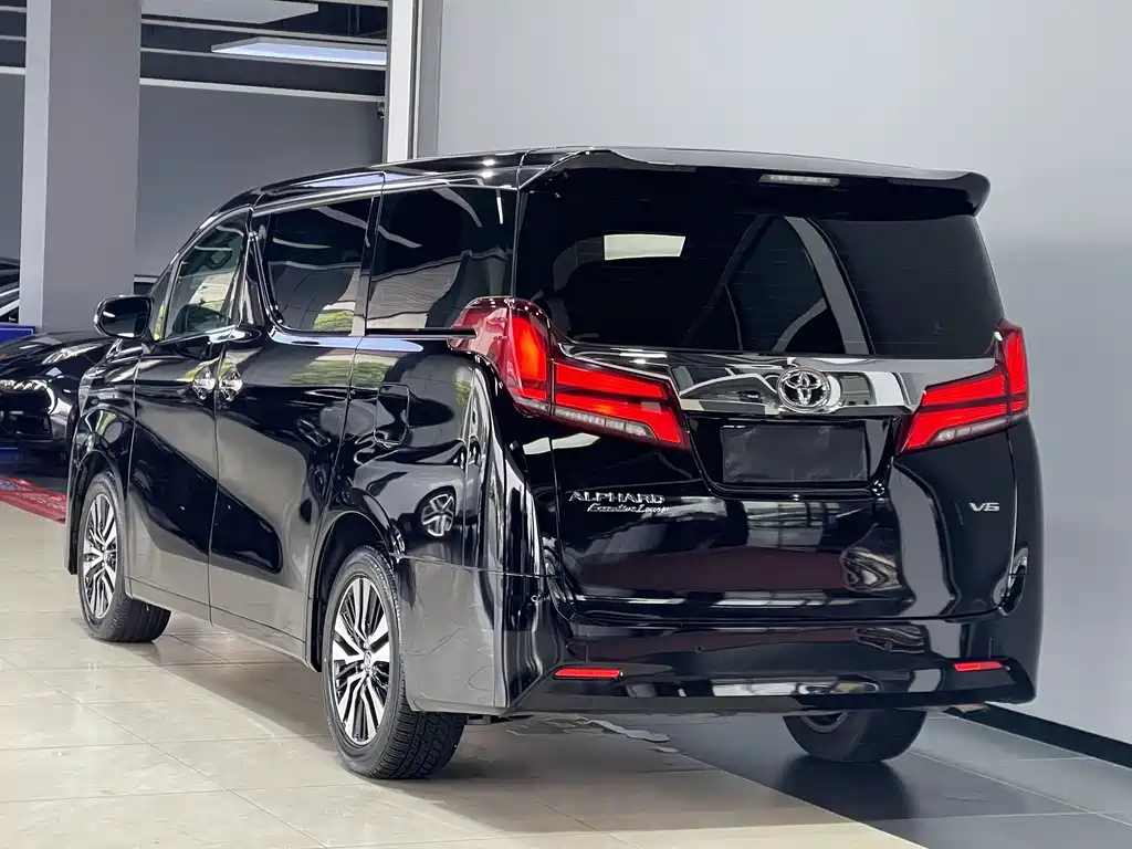Toyota Alphard — фото 4