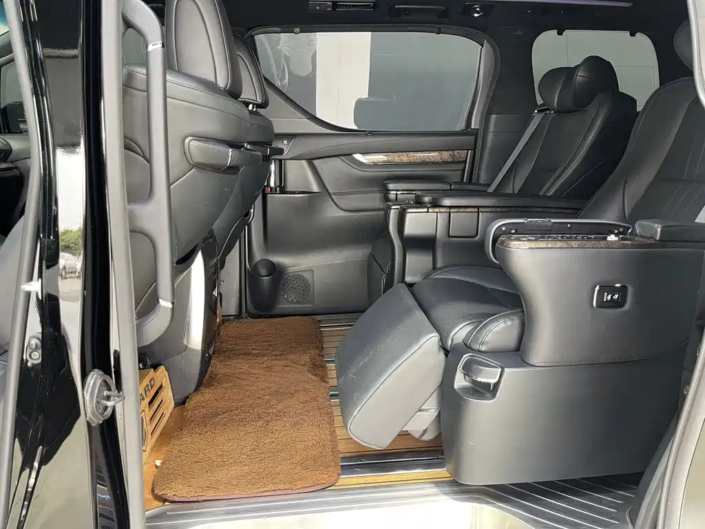 Toyota Alphard — фото 6