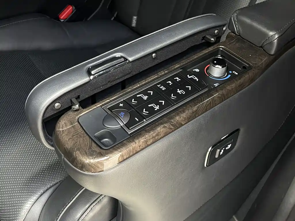 Toyota Alphard — фото 9