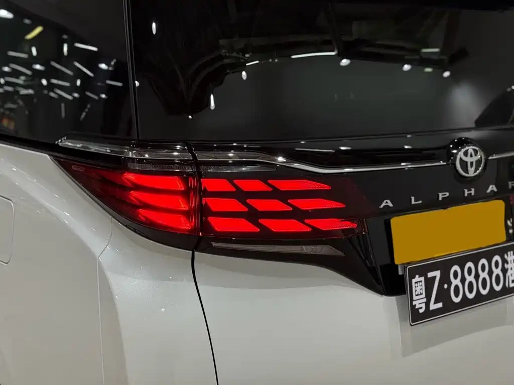 Toyota Alphard — фото 24