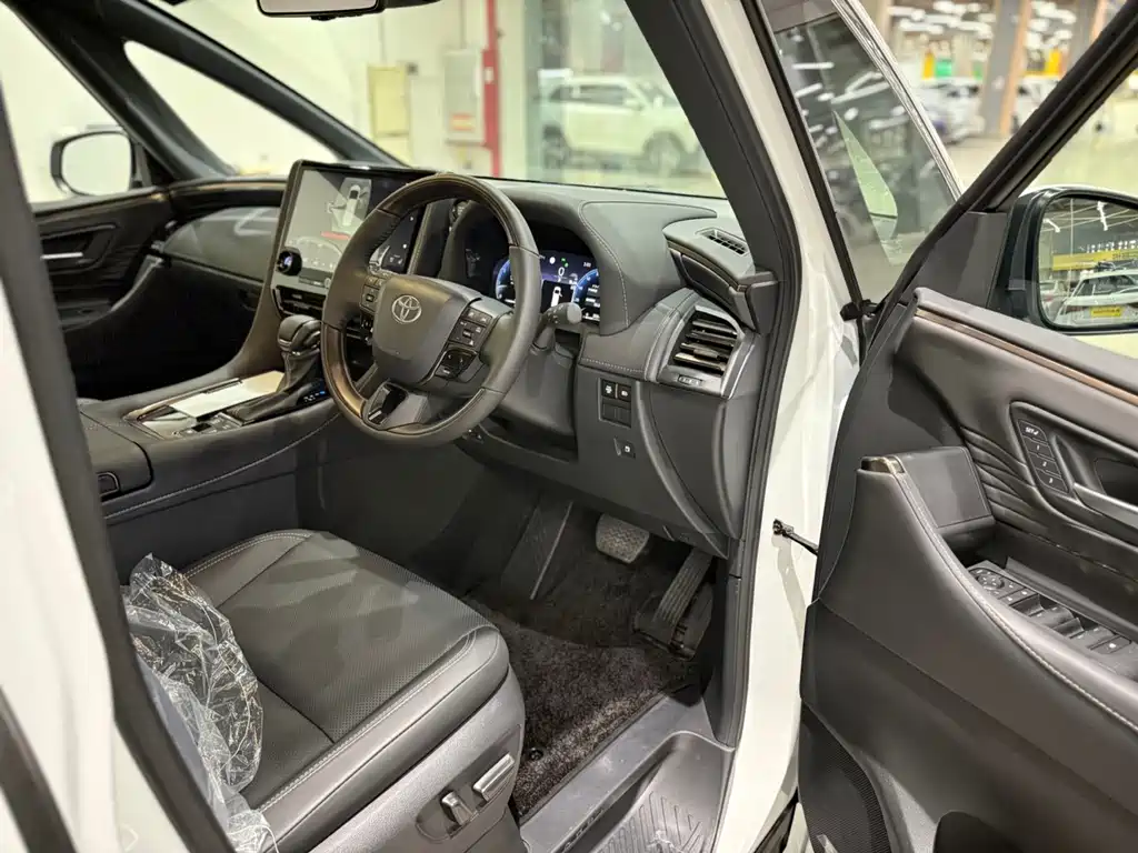 Toyota Alphard — фото 5