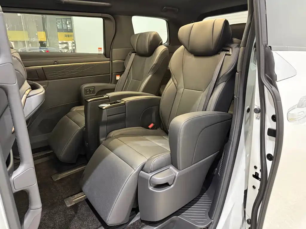 Toyota Alphard — фото 6