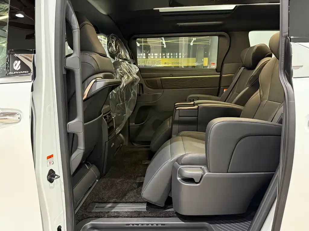 Toyota Alphard — фото 7