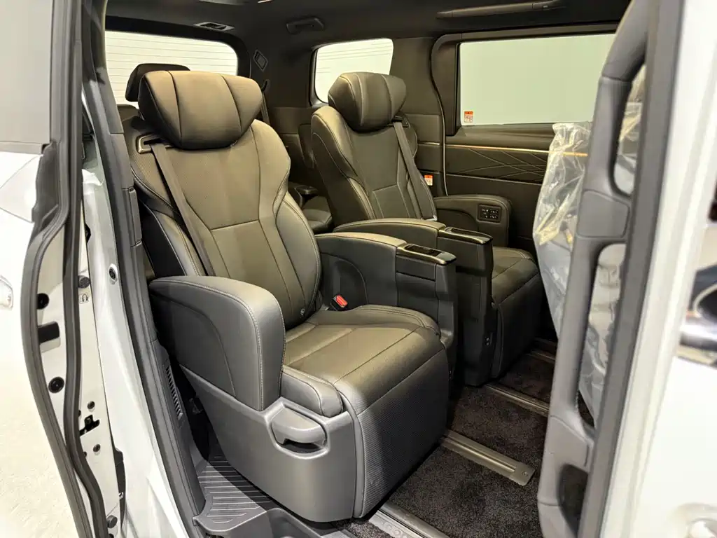 Toyota Alphard — фото 8