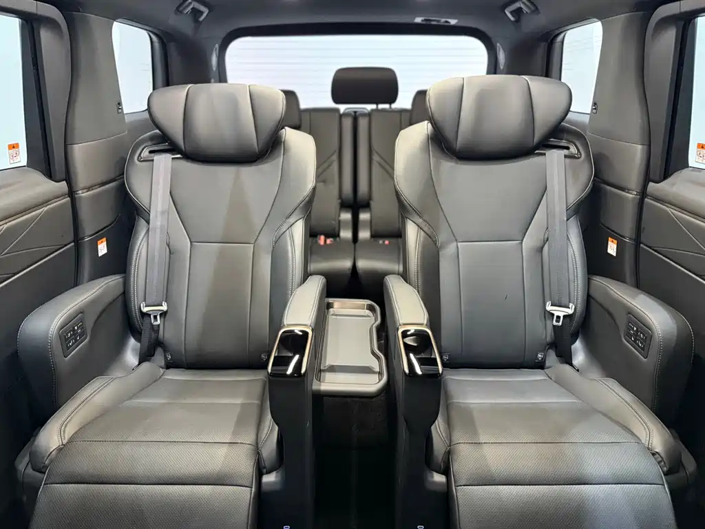 Toyota Alphard — фото 9