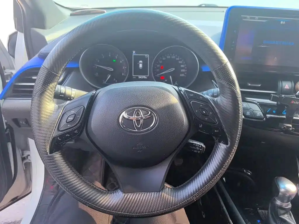 Toyota C-HR — фото 11