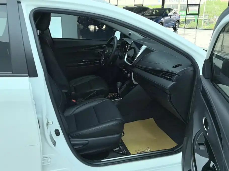Toyota Yaris L — фото 8