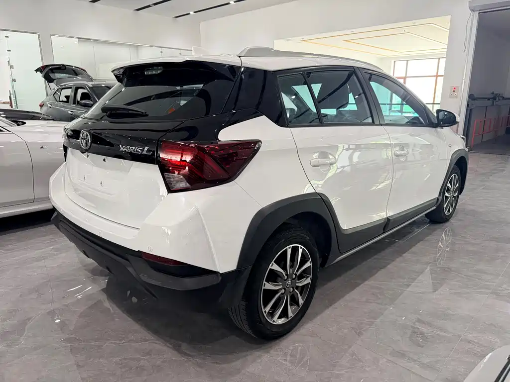 Toyota Yaris L — фото 4