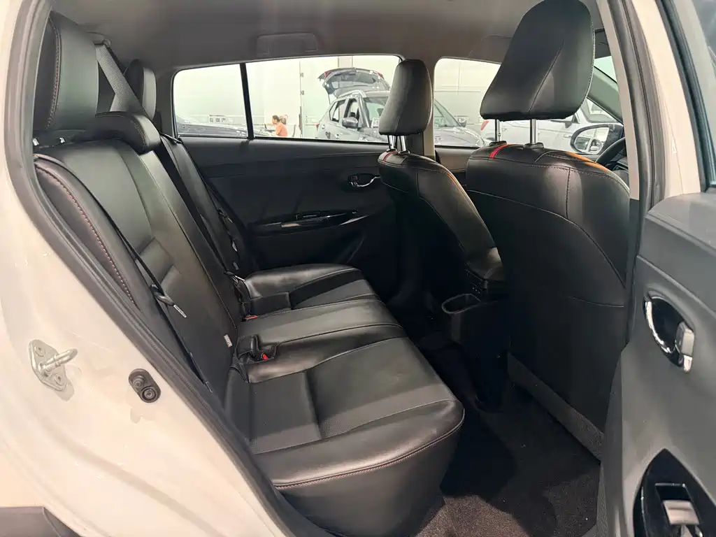 Toyota Yaris L — фото 10