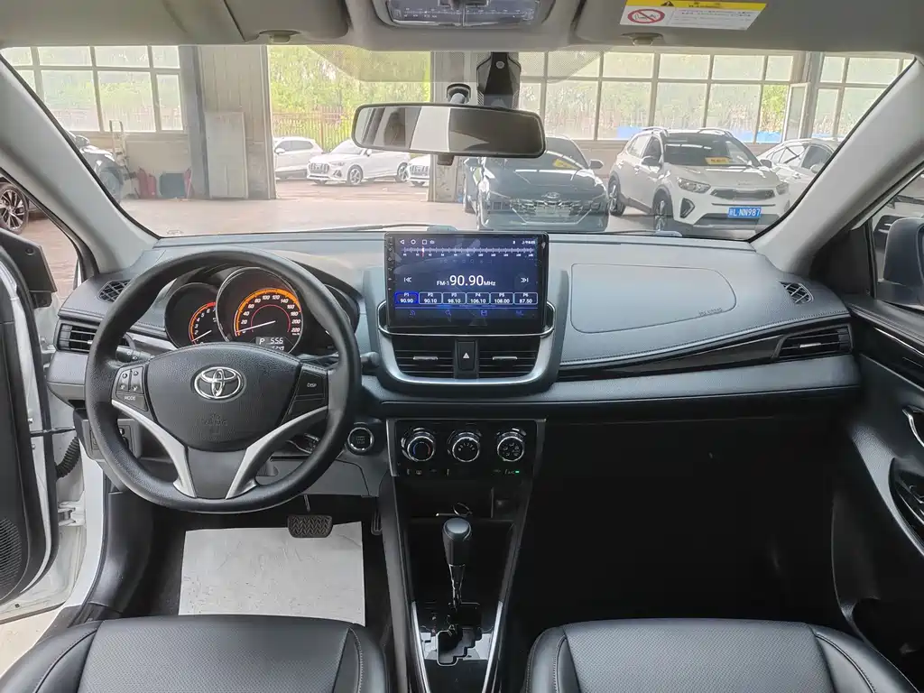 Toyota Yaris L — фото 8