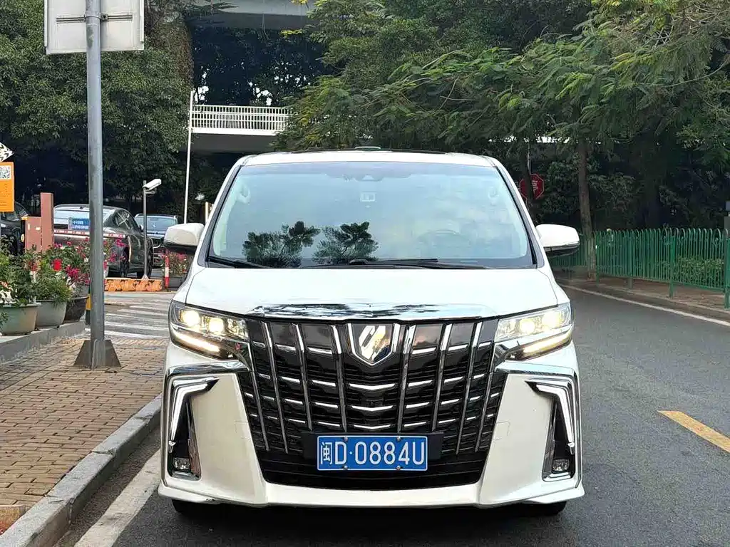 Toyota Alphard — фото 2